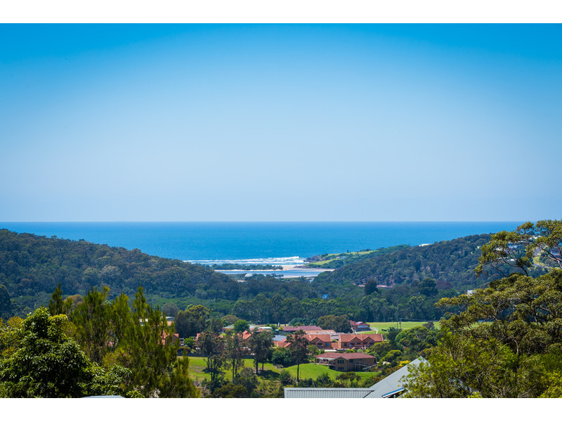 135 MERIMBULA DRIVE, MERIMBULA, 2548