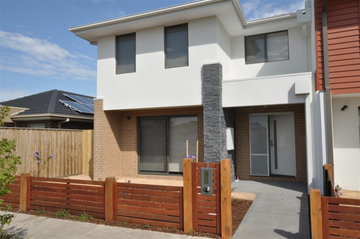 15 VILLAGE WALK, MERNDA, 3754