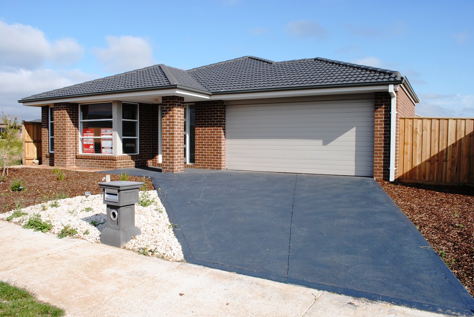 8 FONTANA AVENUE, POINT COOK, 3030
