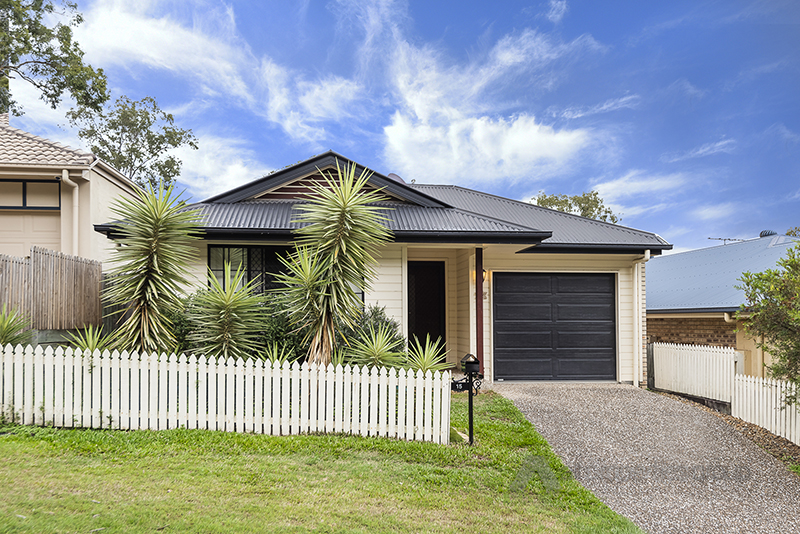 15 CARNARVON CRESCENT, WATERFORD, 4133