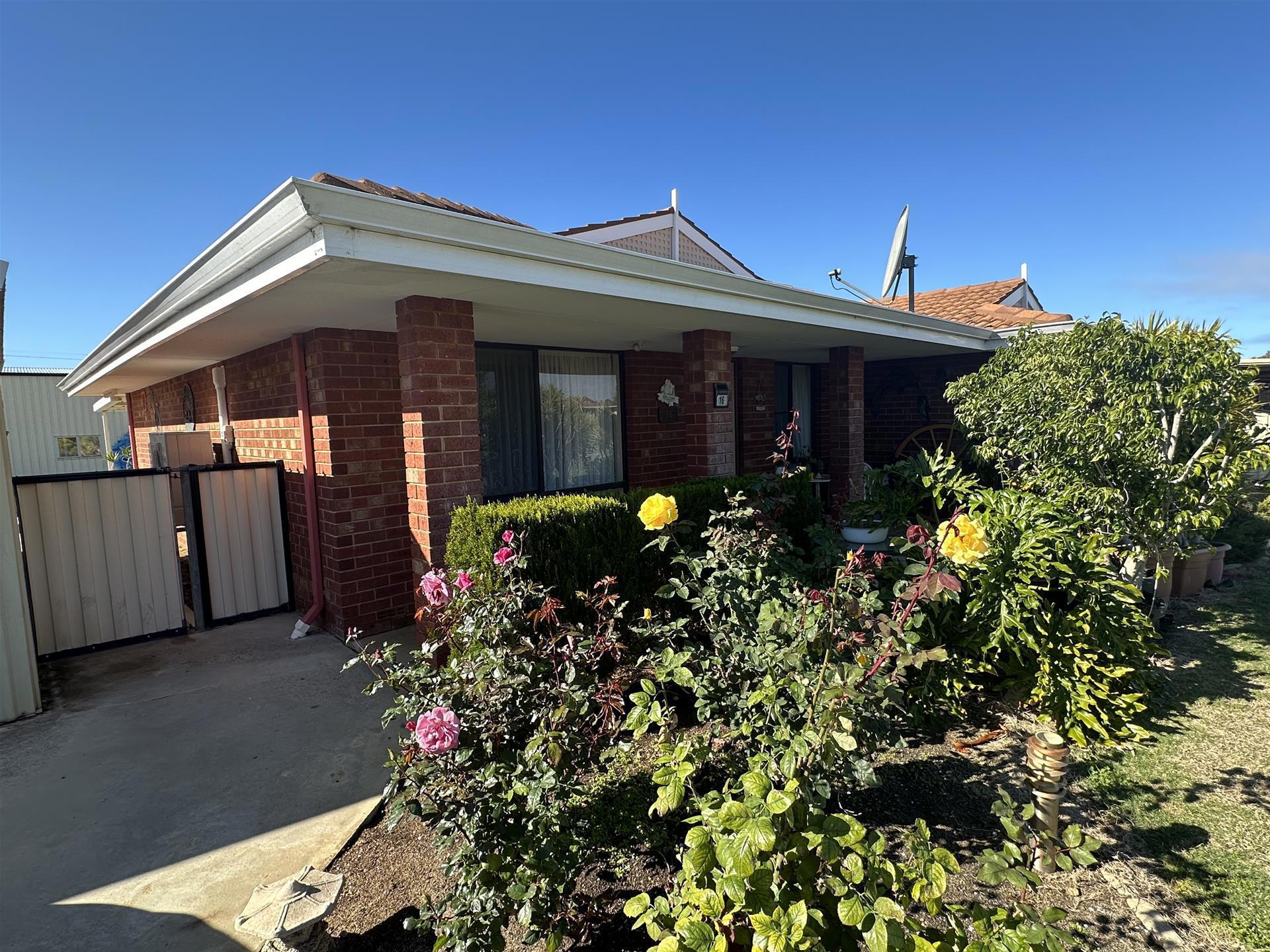 16 MORCOMBE ROAD, LEEMAN, 6514