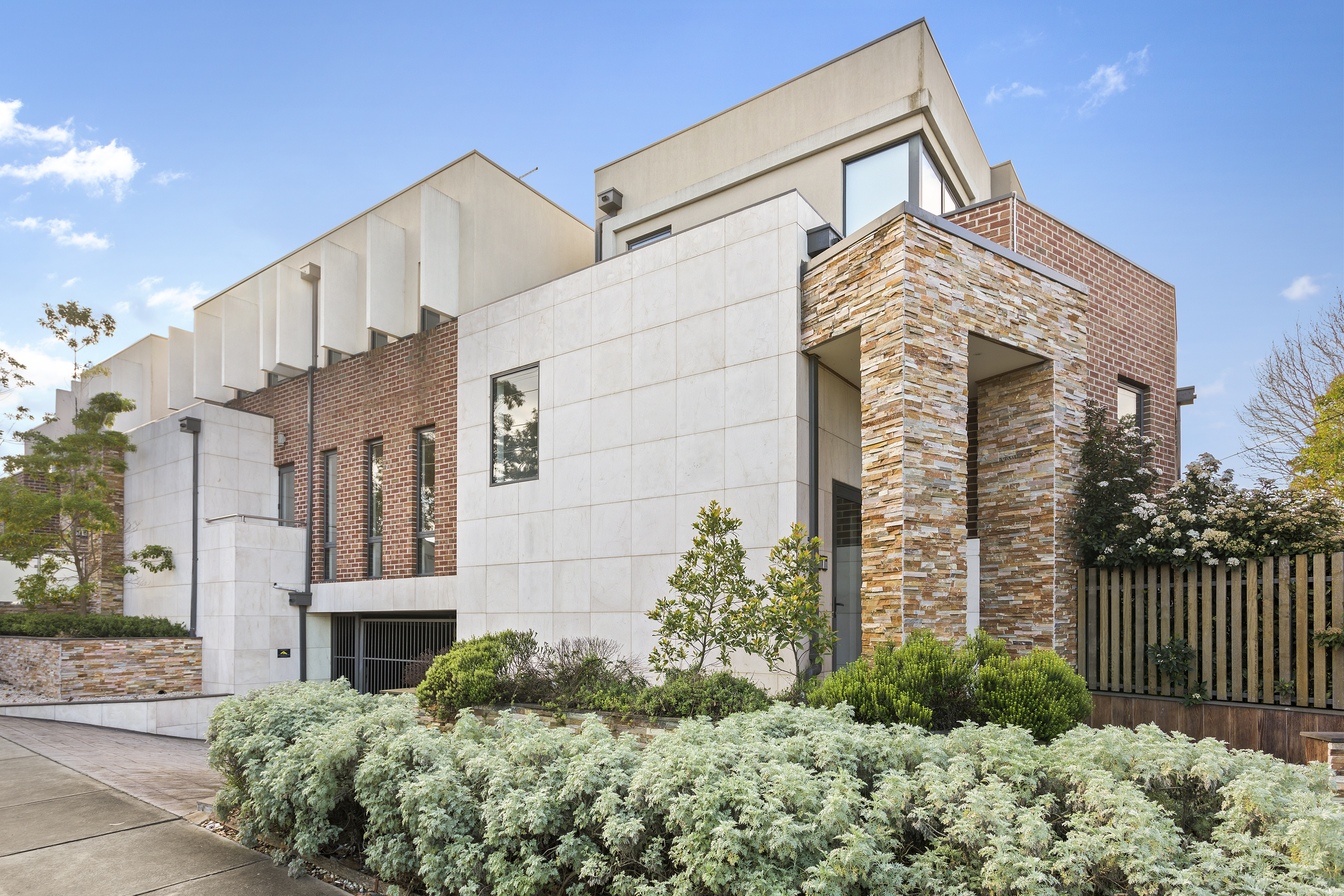 2/215 HIGH STREET, TEMPLESTOWE LOWER, 3107