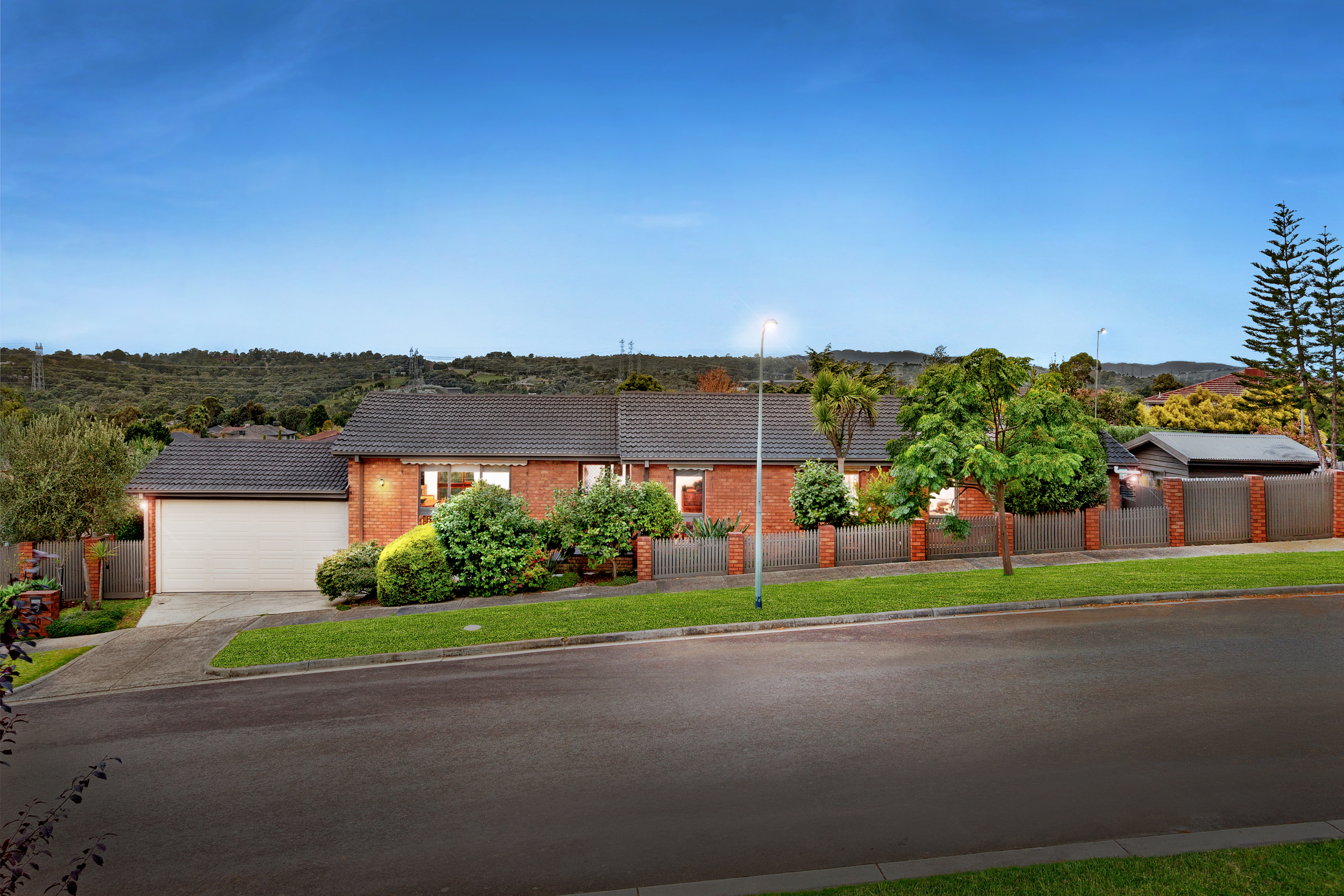 60 PINE HILL DRIVE, DONCASTER EAST, 3109