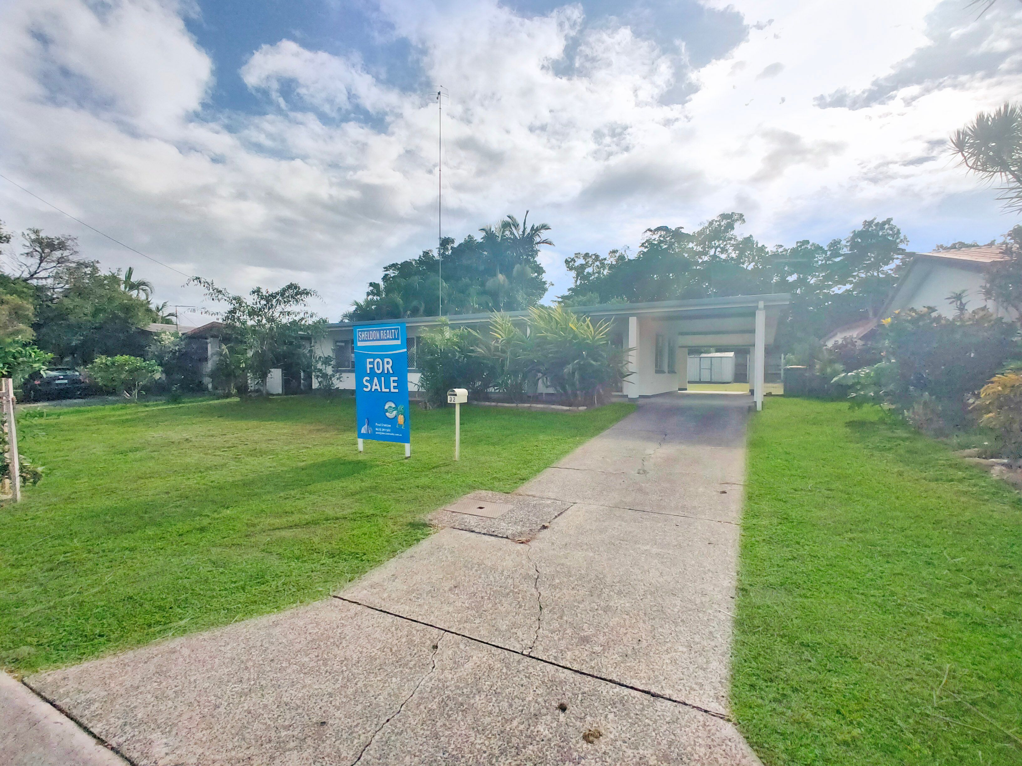 32 LORETTA AVENUE, WOREE, 4868