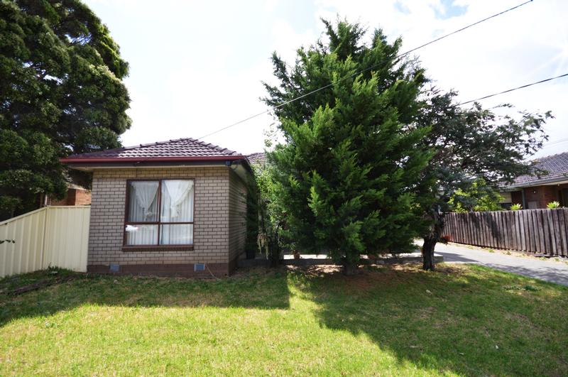 24 GODFREY AVENUE, SUNSHINE NORTH, 3020