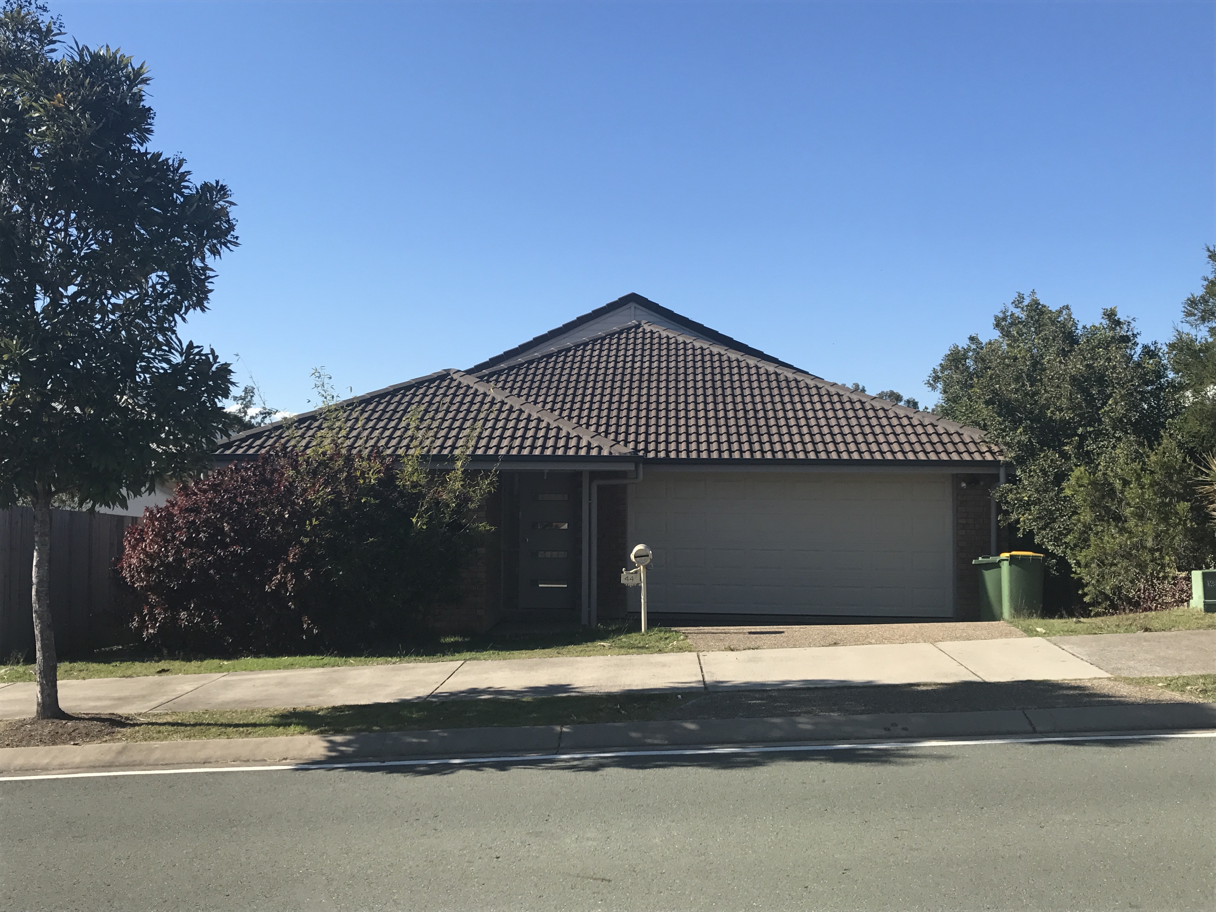 44 LAKES ENTRANCE DRIVE, SPRINGFIELD LAKES, 4300
