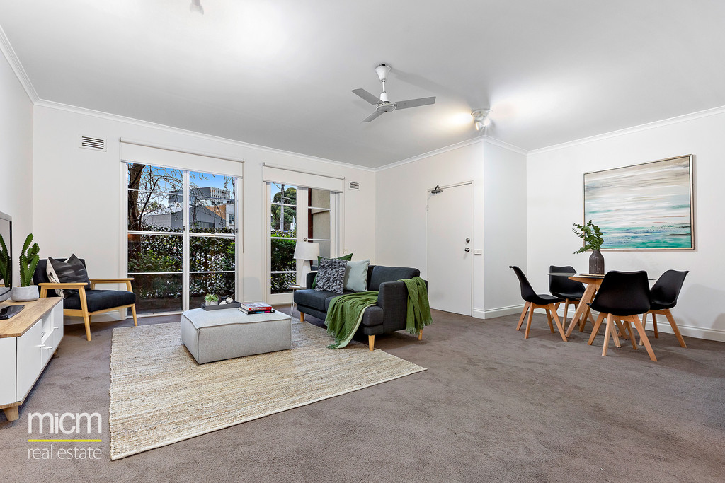 2/56 LEICESTER STREET, CARLTON, 3053