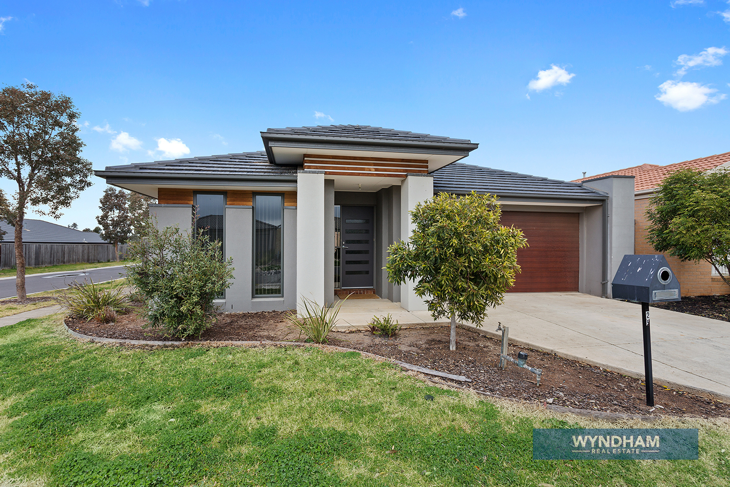 25  YELLOW GUM WAY, MANOR LAKES, 3024
