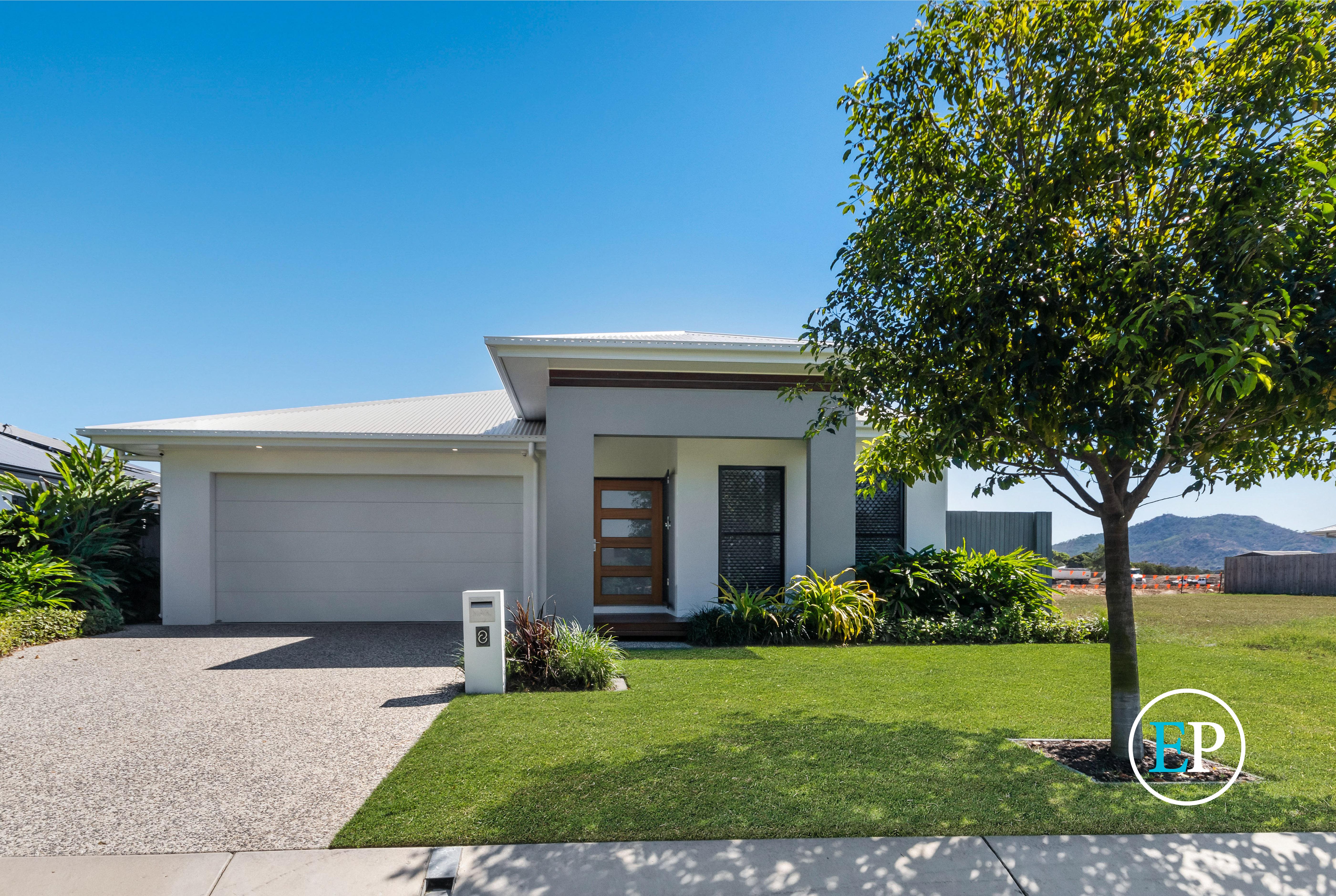 8 PUTTERS LANE, ROSSLEA, 4812