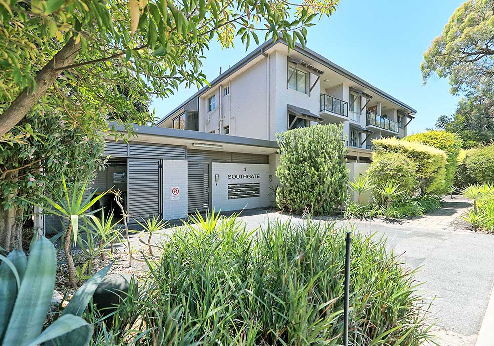 4/4 COMER STREET, COMO, 6152