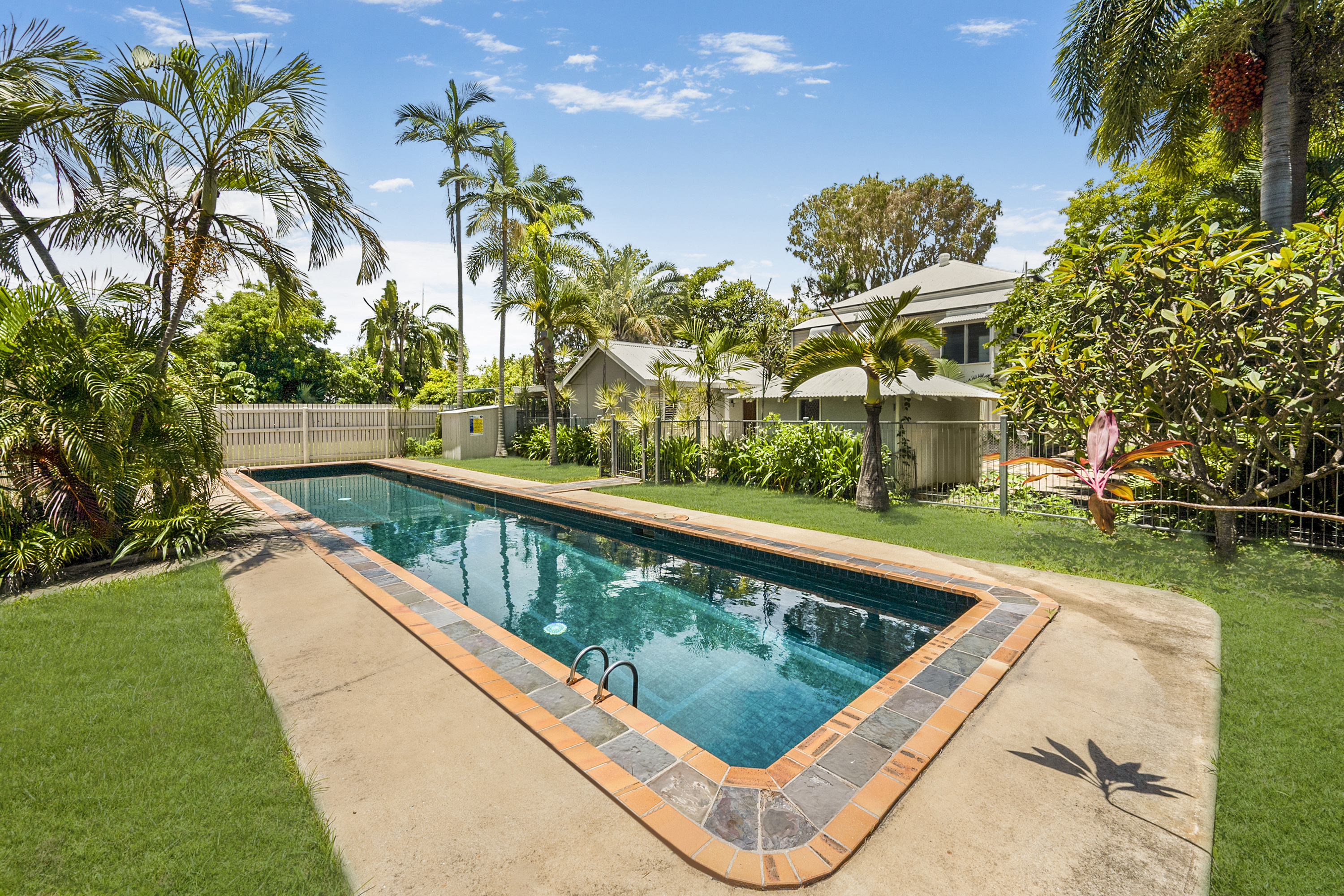 4 SIXTH AVENUE, SOUTH TOWNSVILLE, 4810