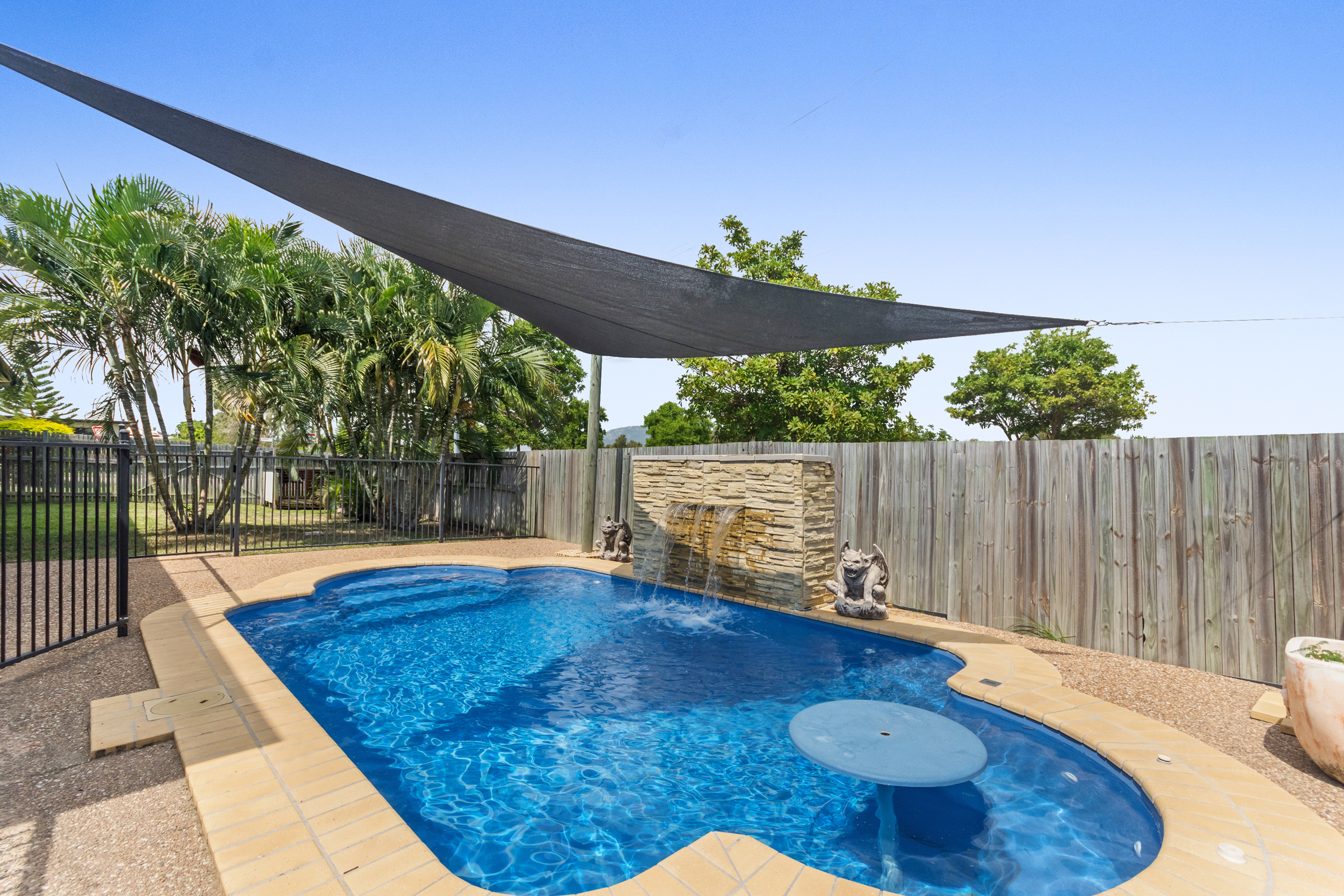 2 ADRIAN RISE, MOUNT LOUISA, 4814