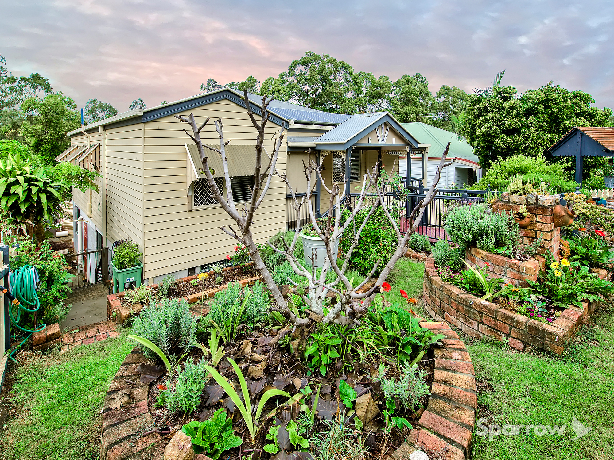 46 ROSEGLEN STREET, GREENSLOPES, 4120