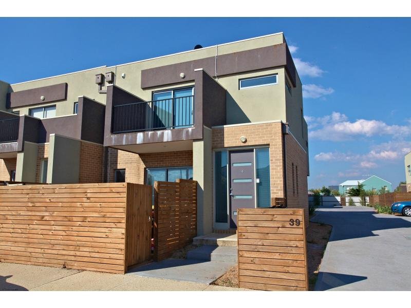 39 STUDLEY PARKWAY, CAROLINE SPRINGS, 3023