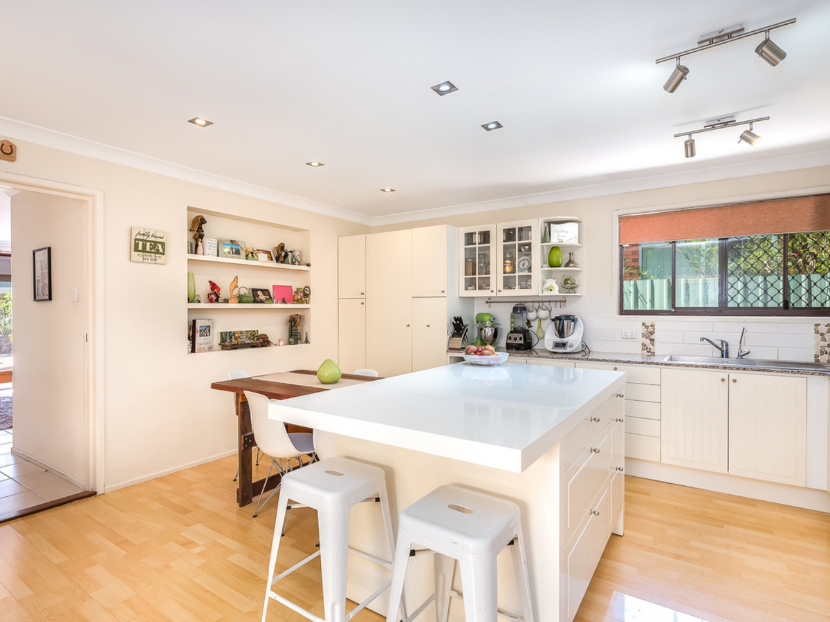 8 WARRATINA STREET, LABRADOR, 4215