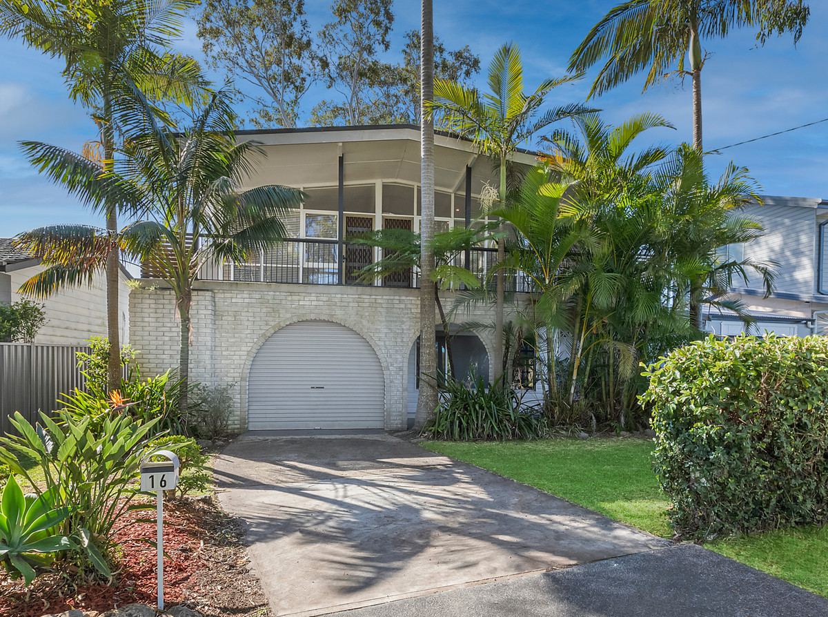 16 WAVERLEY ROAD, MANNERING PARK, 2259