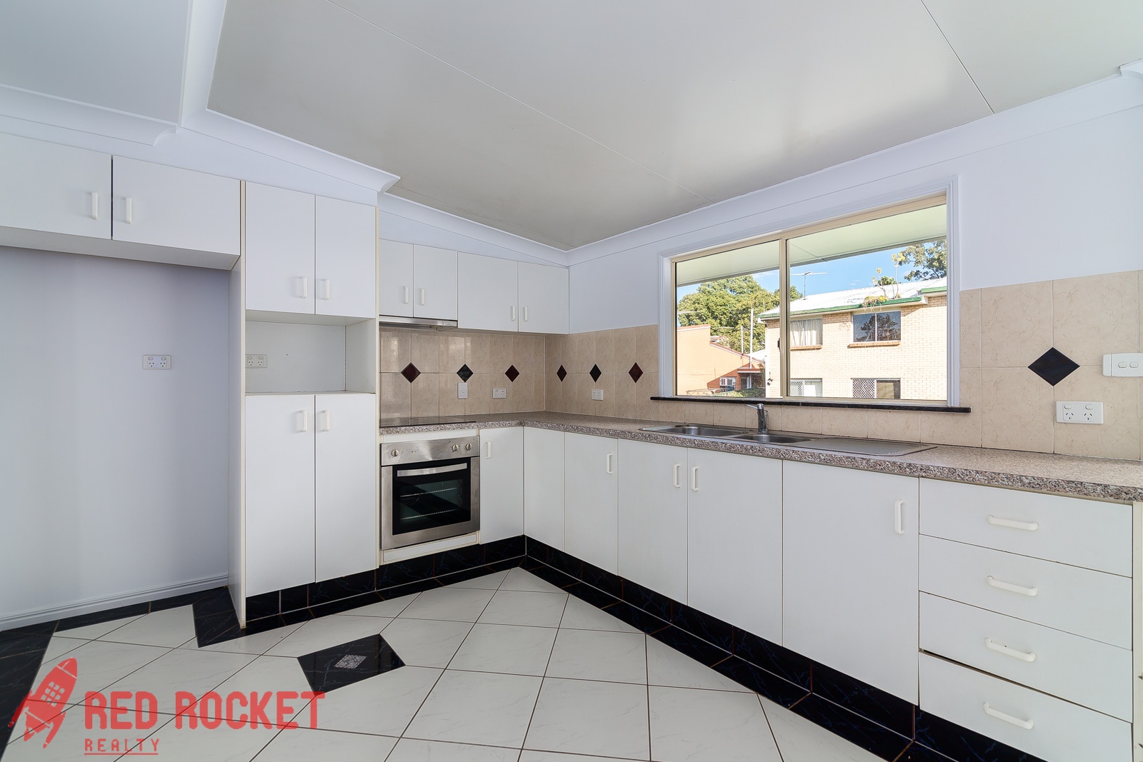 4 WARATAH STREET, WOODRIDGE, 4114