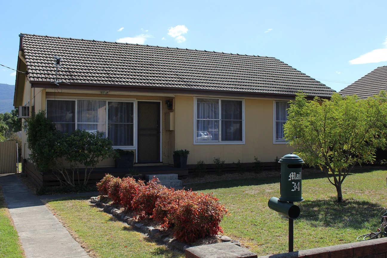 34 HAMILTON CRESCENT, CORRYONG, 3707