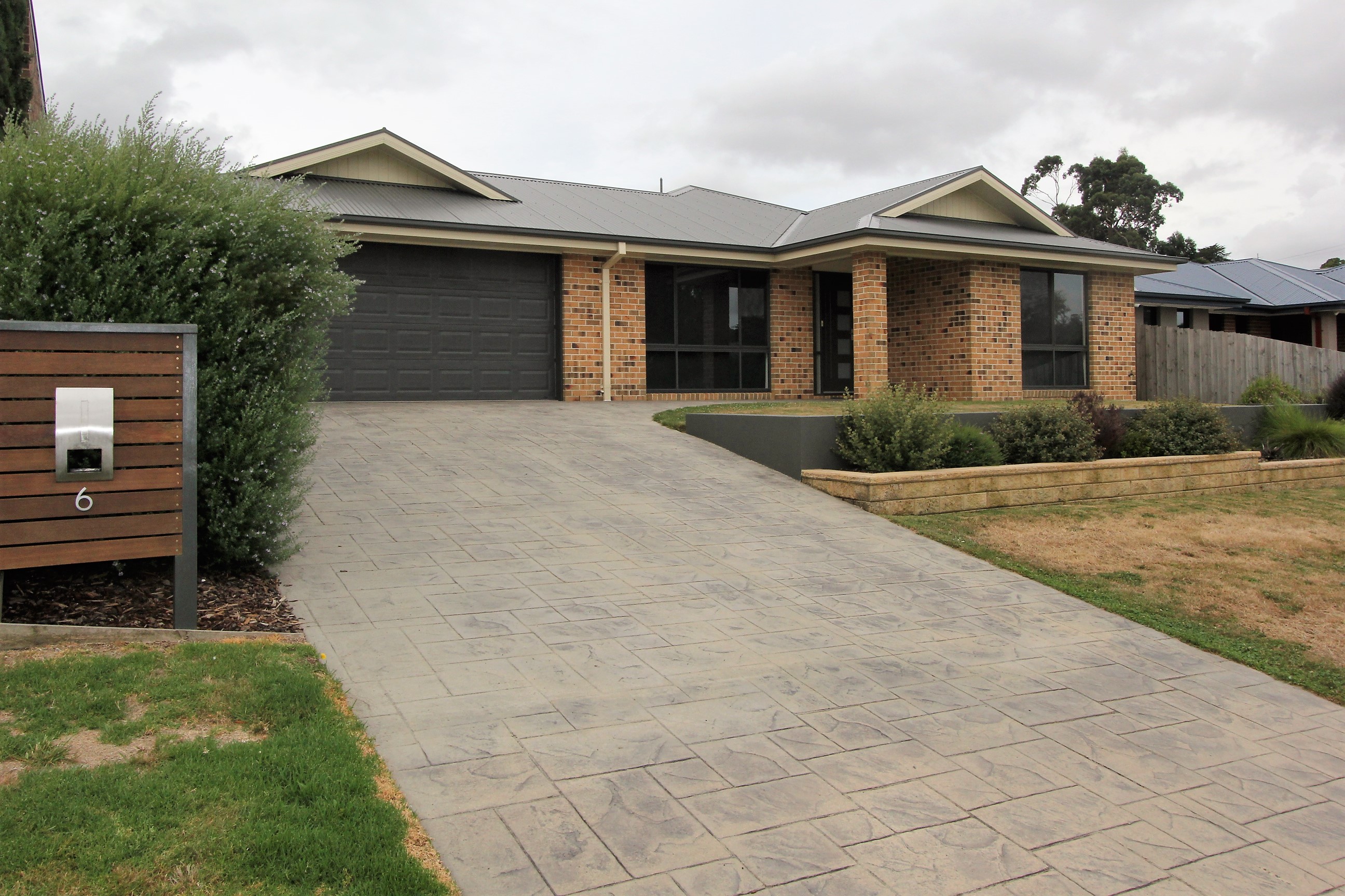 6 ASHFORD CRESCENT, KORUMBURRA, 3950