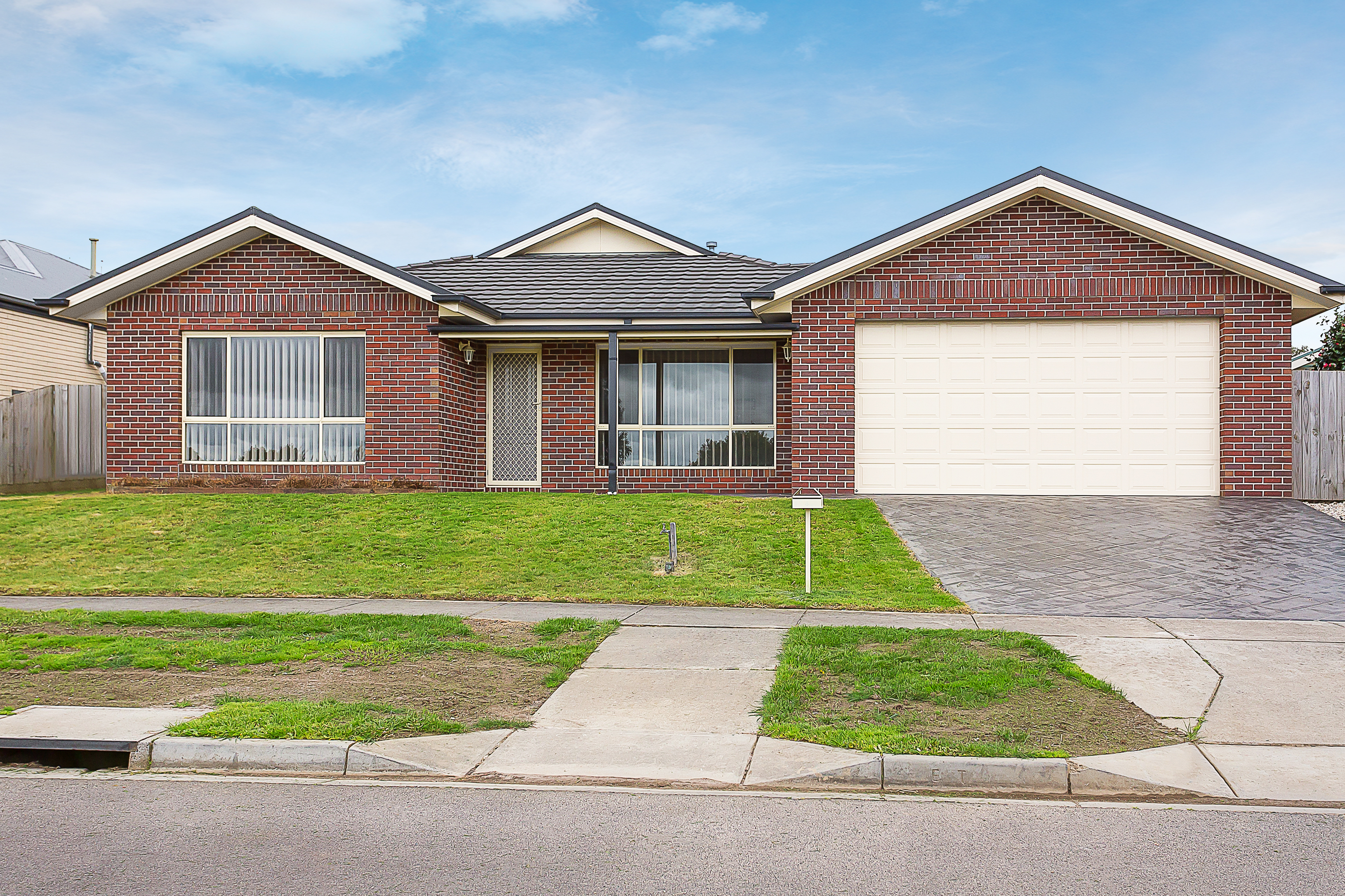 8 HATFIELD DRIVE, DROUIN, 3818
