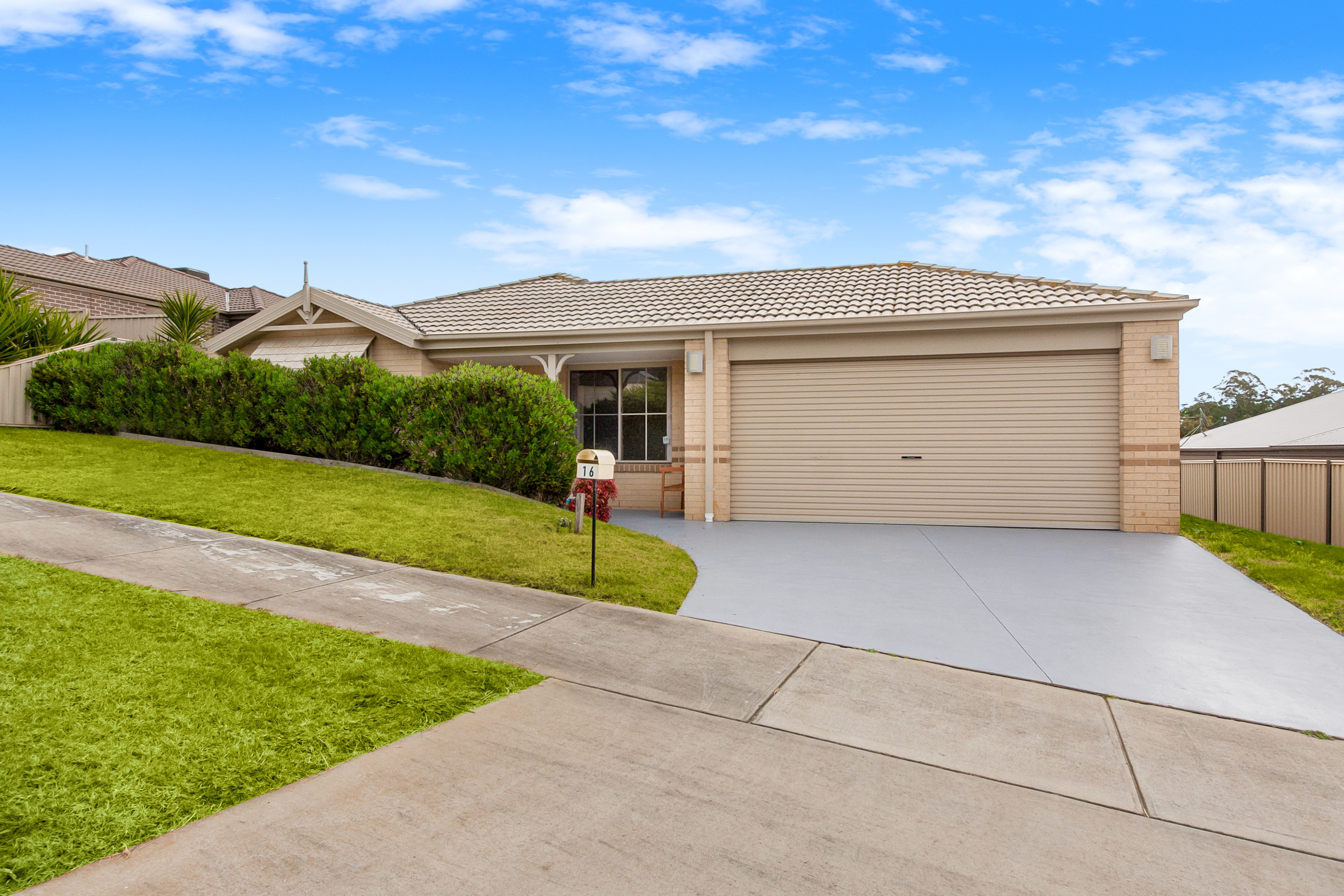 16 MINERAL COURT, DROUIN, 3818