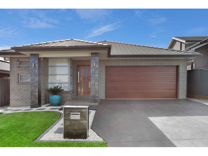13 ROSELLA CIRCUIT, GREGORY HILLS, 2557