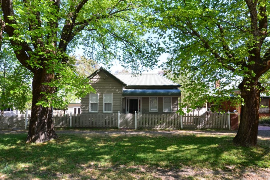 43 FINCH STREET, BEECHWORTH, 3747