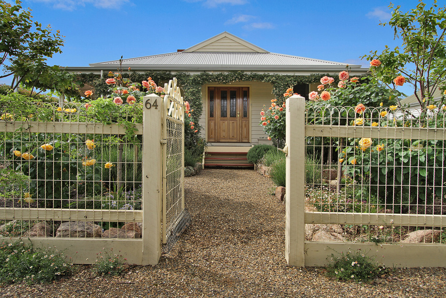 64 LAST STREET, BEECHWORTH, 3747