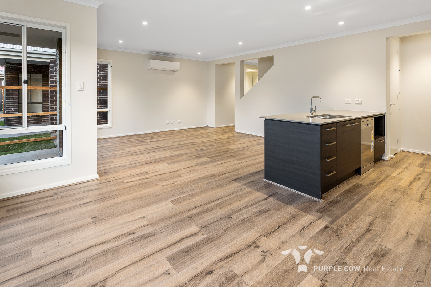 10 DUBAI CCT, SPRING MOUNTAIN, 4300