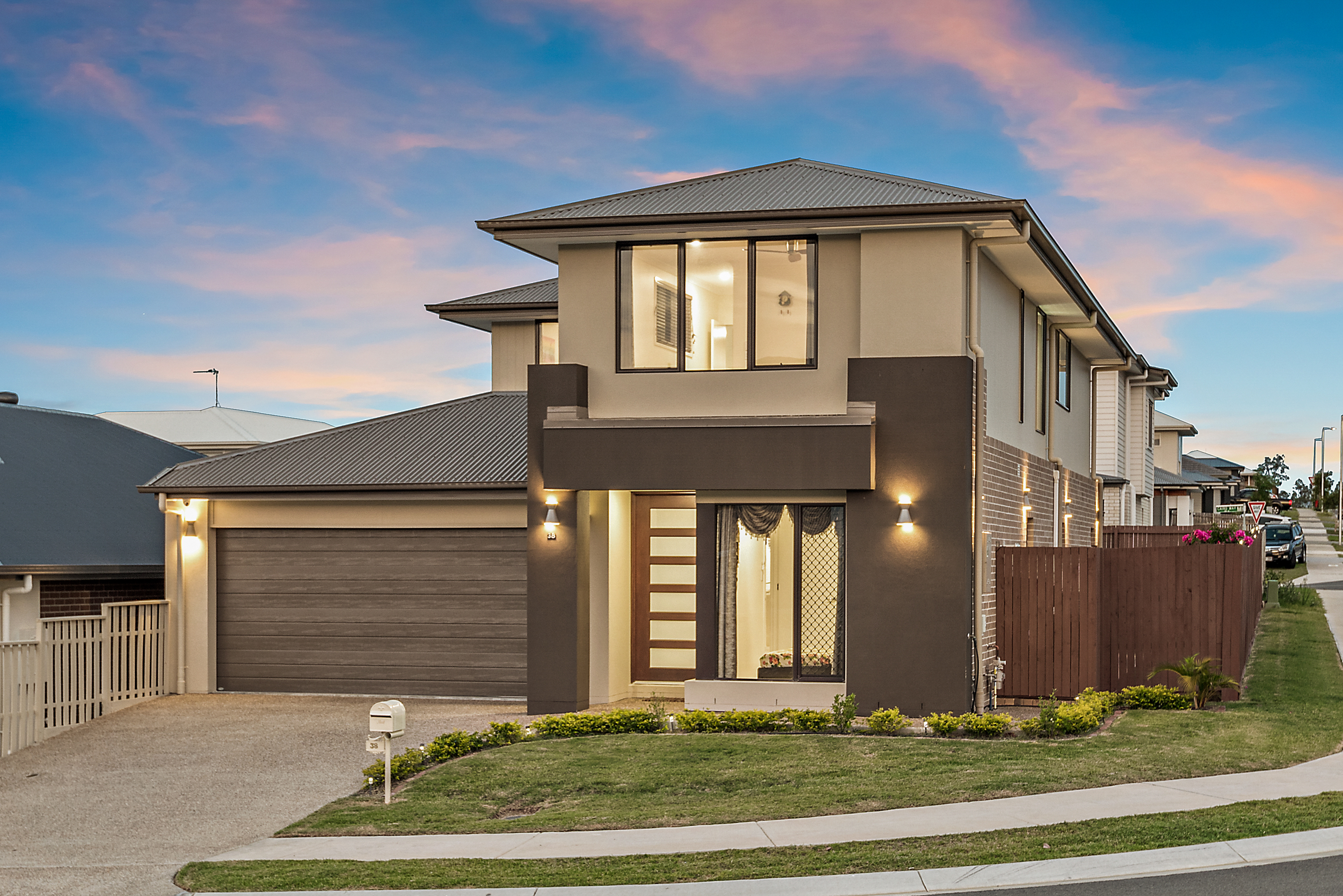 38 NEW YORK WAY, SPRING MOUNTAIN, 4300