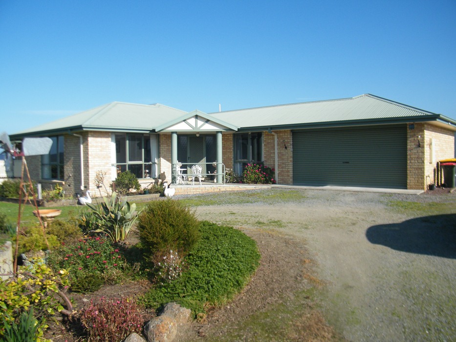 8 GREENLAND DRIVE, DROUIN, 3818