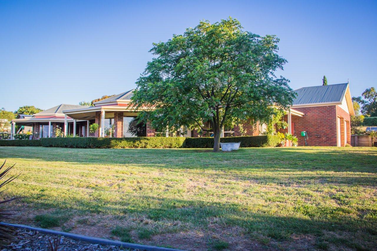 146 HOPETOUN ROAD, DROUIN, 3818