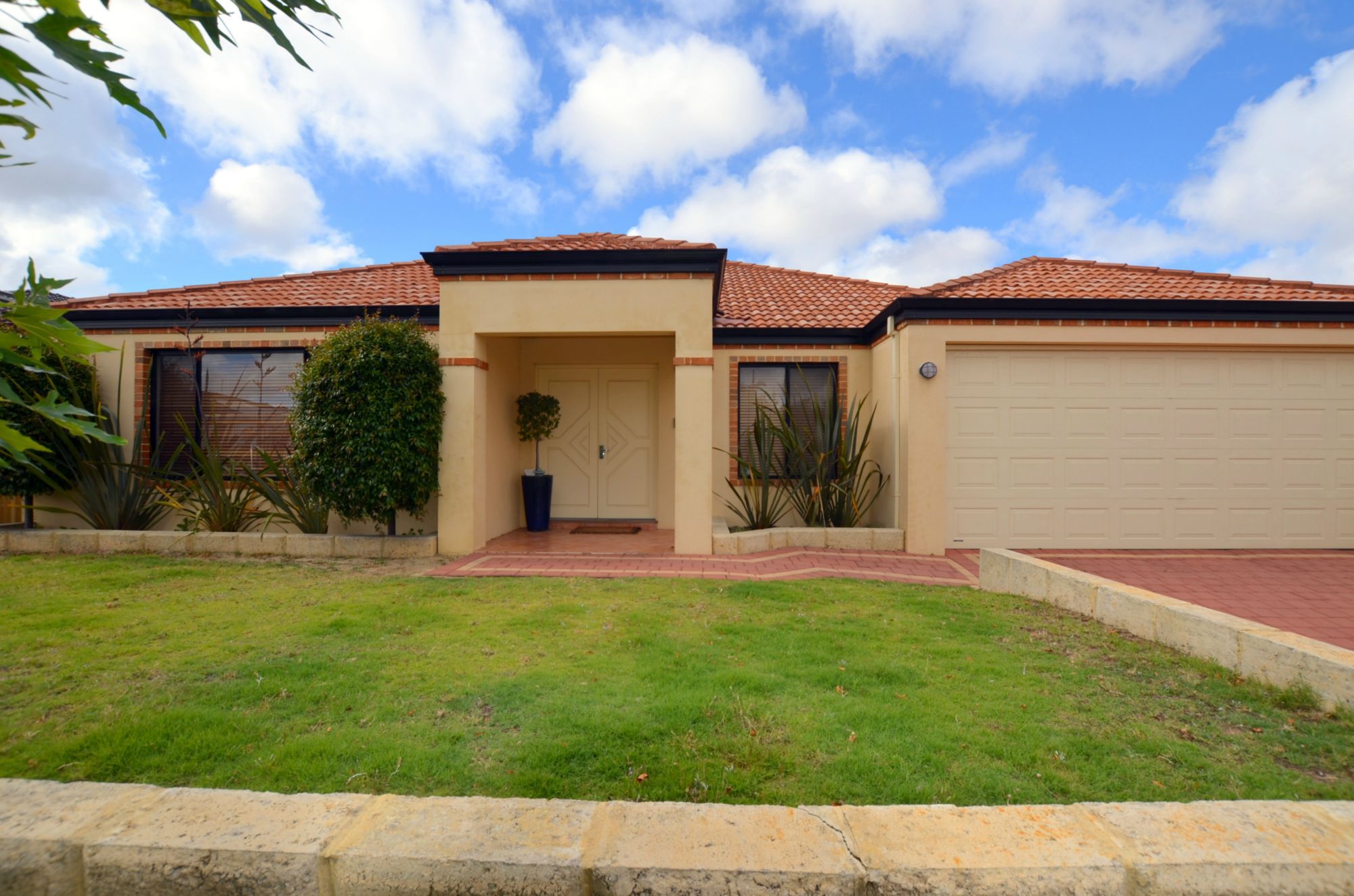 21 TANTALLON BEND ST, DARCH, 6065