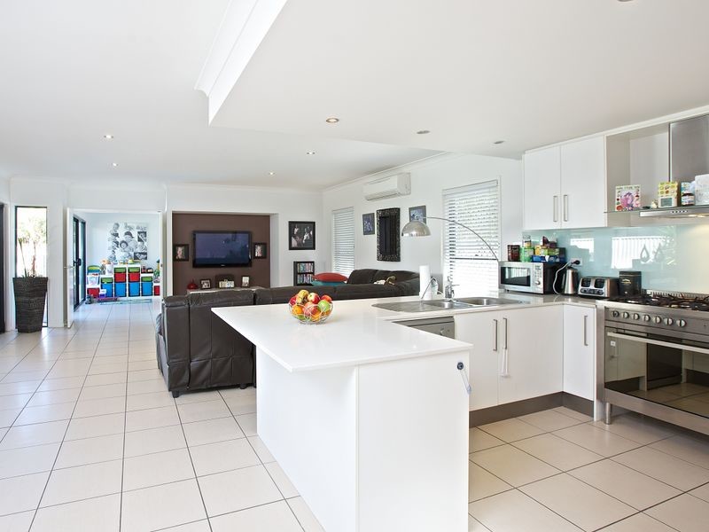 17 THE CLOSE, HELENSVALE, 4212
