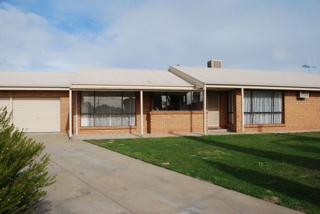 8 HAWKING CT, MOOROOPNA, 3629
